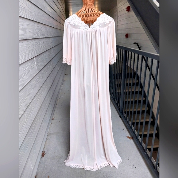Vintage Other - Palest of Pink Vintage Nightgown